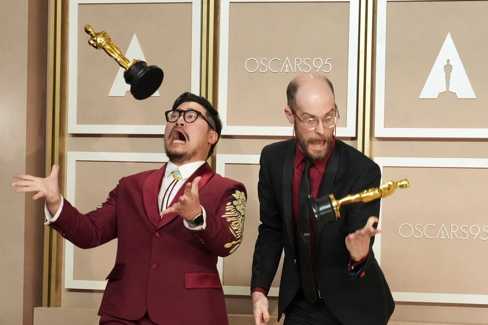Daniel Kwan, izquierda, y Daniel Scheinert, ganadores del premio a mejor dirección por...