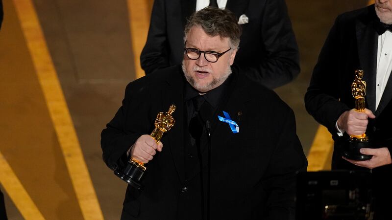 Guillermo del Toro recibe el Oscar a mejor largometraje animado por "Guillermo del Toro's...