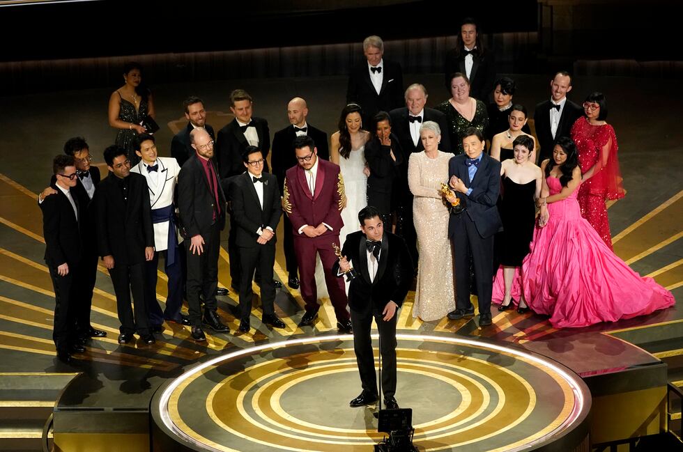 El elenco y equipo de "Everything Everywhere All at Once" reciben el premio a mejor película...